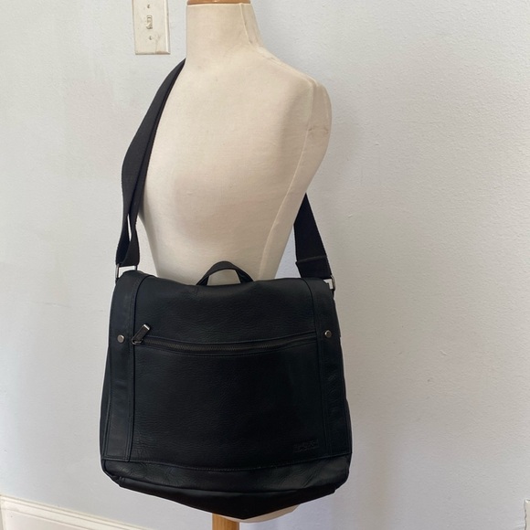 KENNETH‎ COLE  Reaction Black Classic Leather Messenger Laptop Bag Cognac - Picture 1 of 16